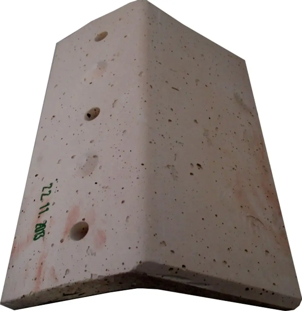 Seitenwand für eine Verbrennungskammer, gefertigt aus einem hellen, strukturierten Material mit mehreren Bohrungen, geeignet für Modelle von Wolf.